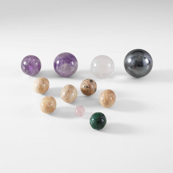 Lotto di undici oggetti decorativi in pietre diverse. XX secolo