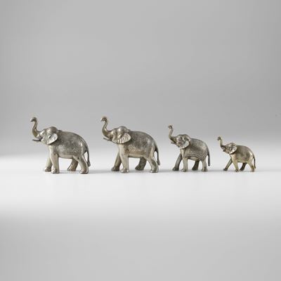 India, Figure di elefanti in metallo argentato inciso, quattro esemplari, XX secolo