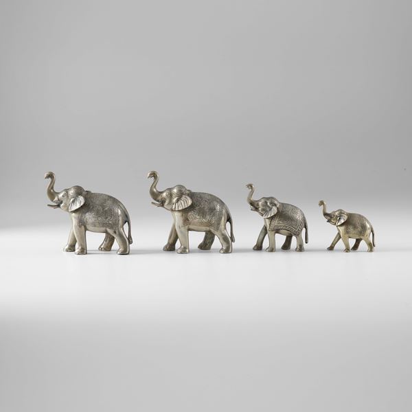 Lotto composto da quattro figure di elefanti in metallo argentato con decori incisi, India, XX secolo