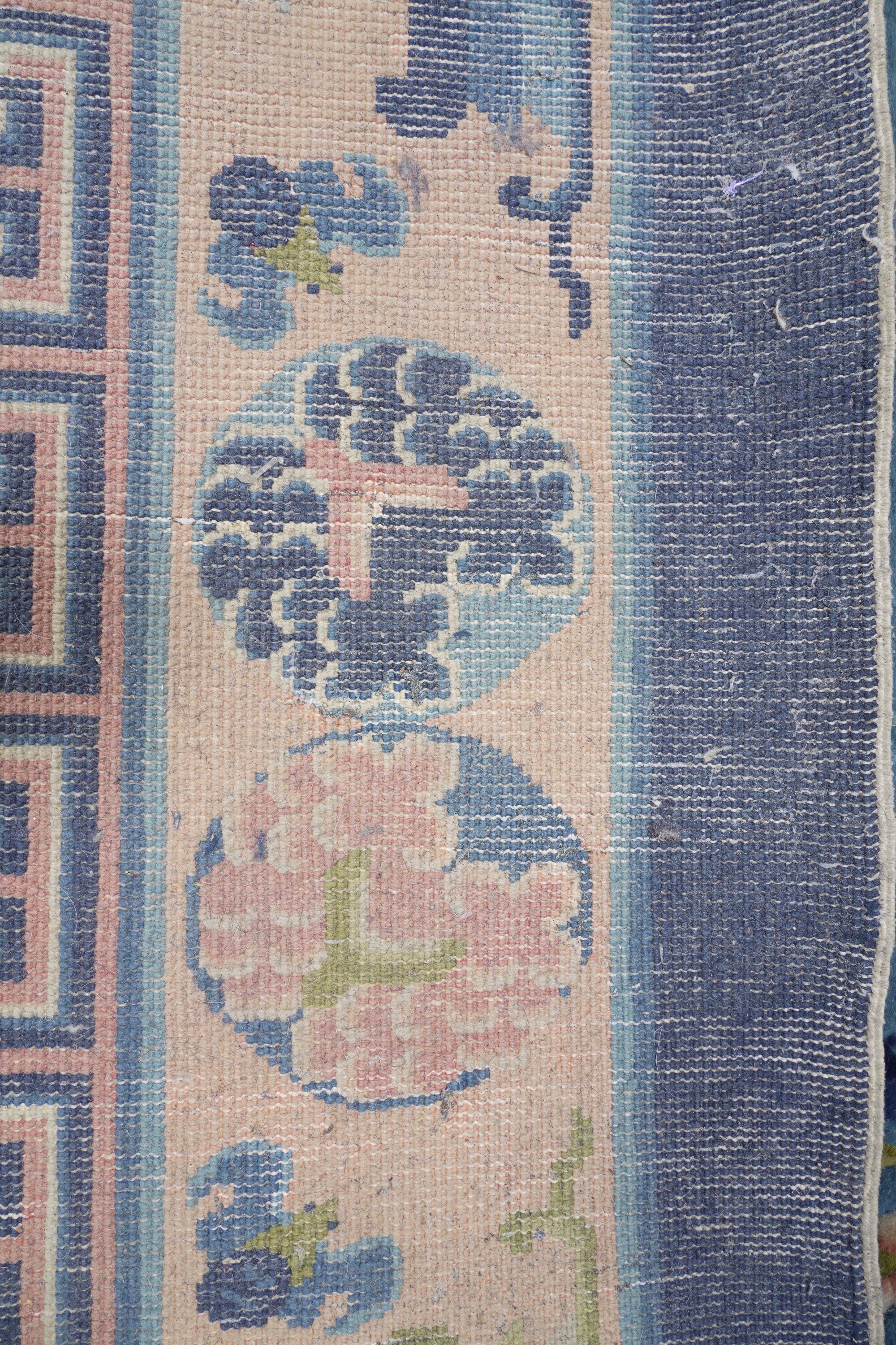 Tappeto, Cina, XX secolo, campo azzurro con decorazioni floreali