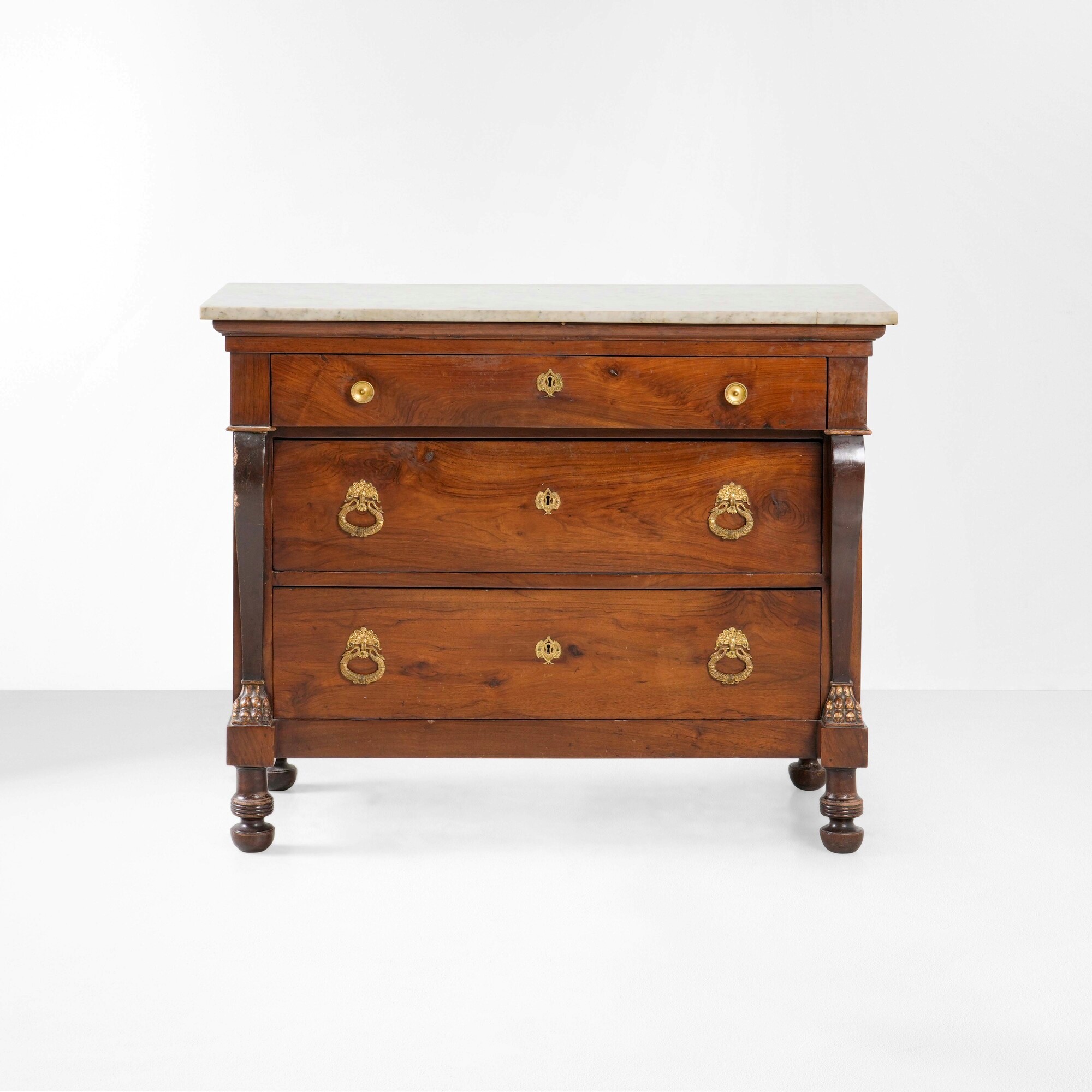 Cassettone Impero ottocentesco in legno di noce con piano in marmo