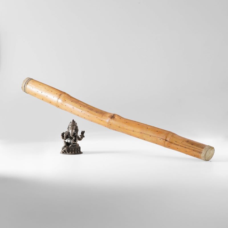 Lotto composto da "Rain Stick" in legno di bambù e scultura di Ganesh in metallo, India, XX secolo  - Auction Artworks, Furniture and Works of Art. A charitable bequest - II - Cambi Casa d'Aste