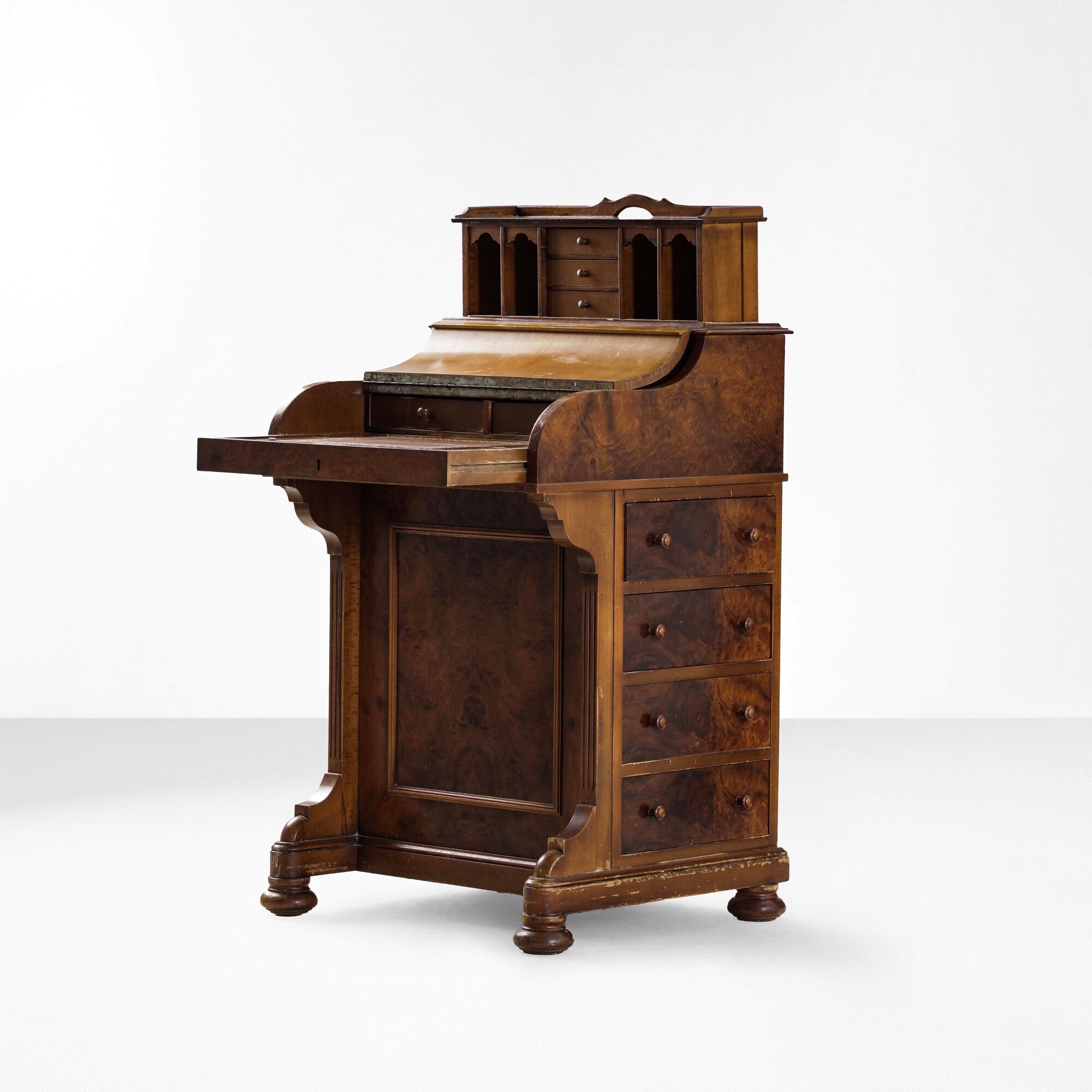 Scrittoio Davenport, XX secolo, legno lastronato con piano a ribalta