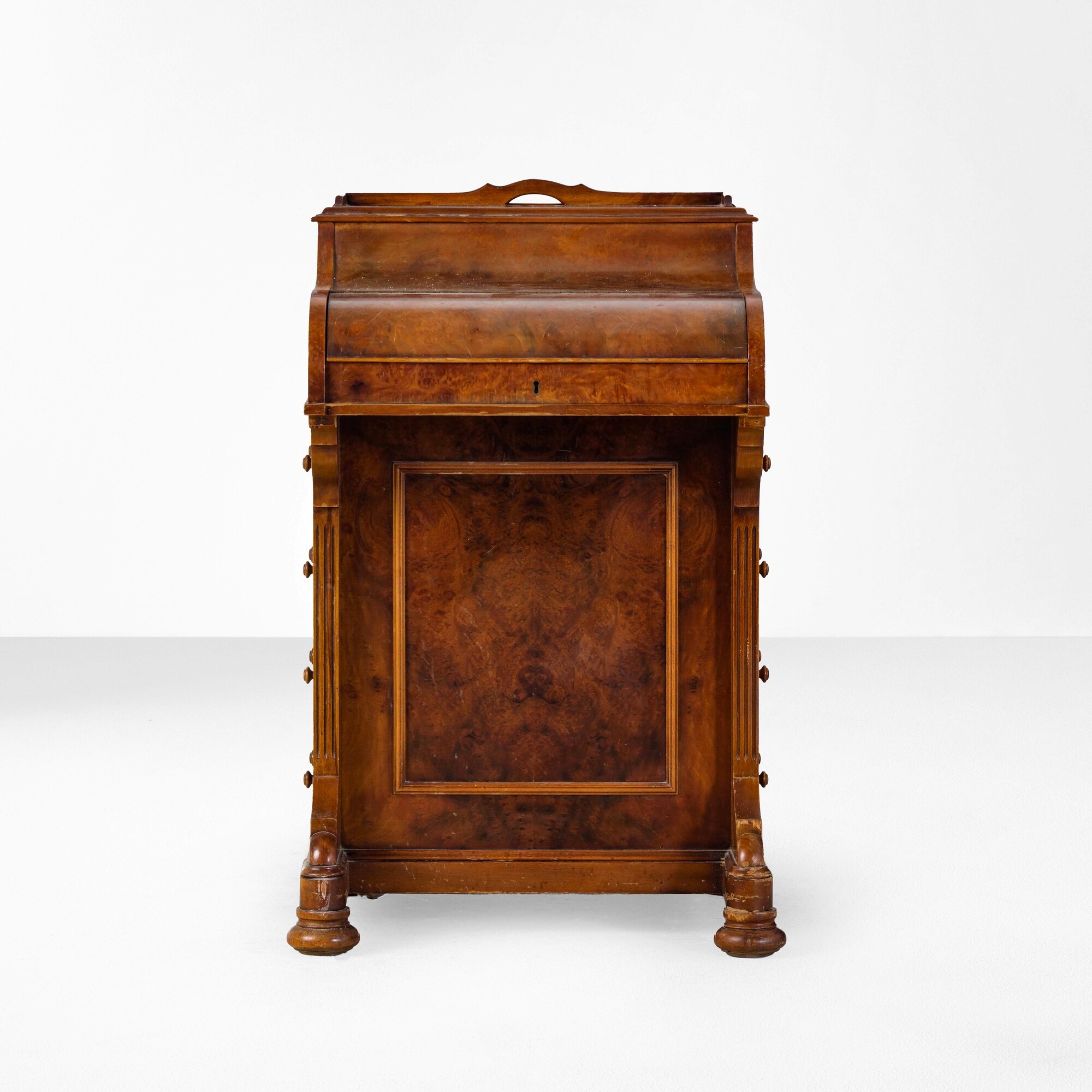 Scrittoio Davenport, XX secolo, legno lastronato con piano a ribalta