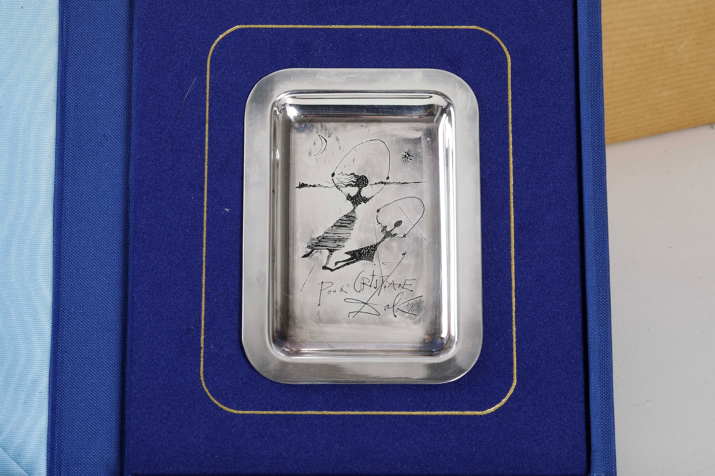 Salvador Dalì, Ventiquattro piattini con serigrafia, argento 800