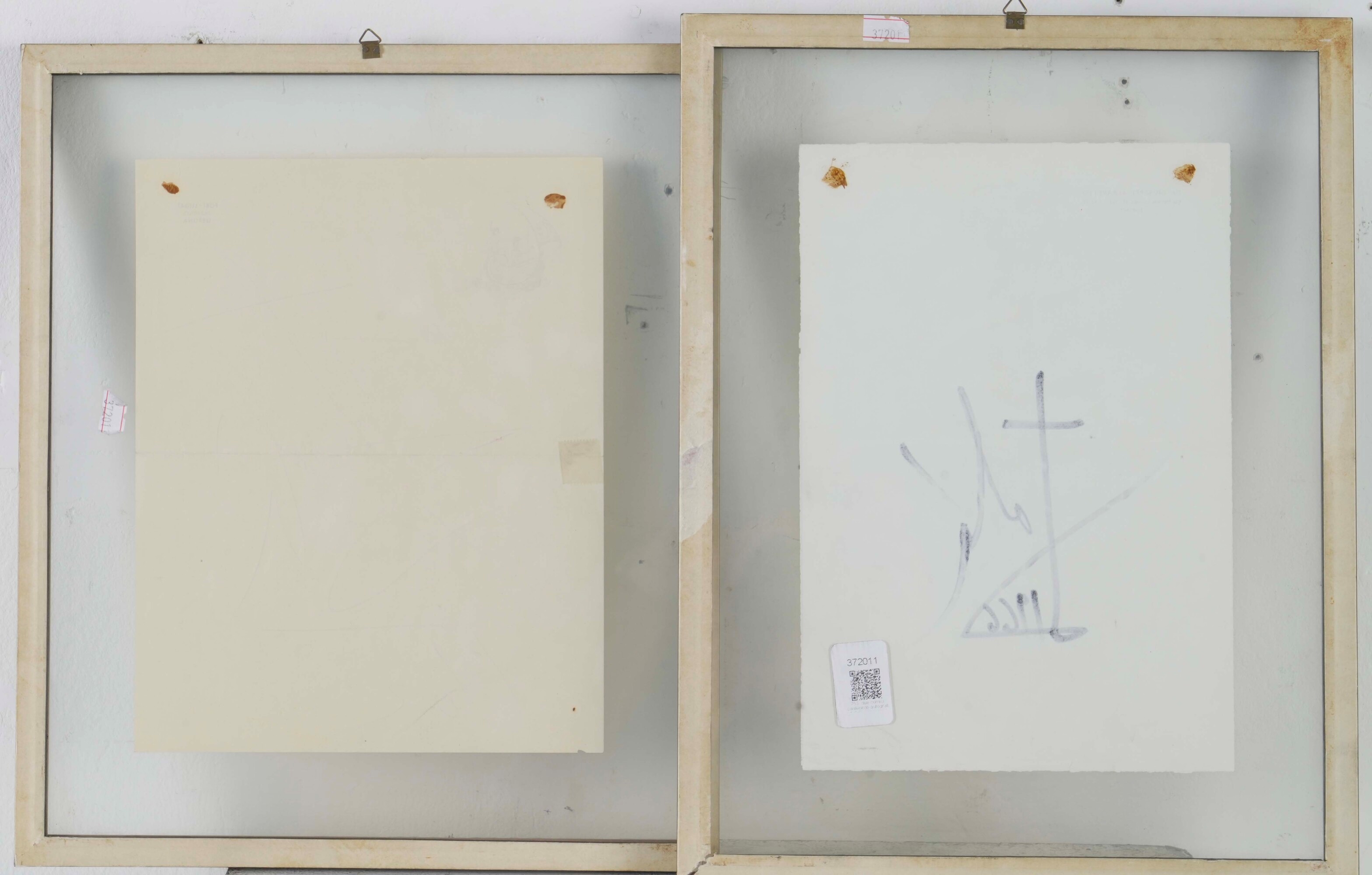Dalì, Due cornici contenenti autografi