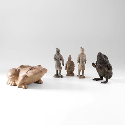 Cina, Lotto composto da tre figure di dignitari in terracotta, scatola a guisa di rana in legno e...
