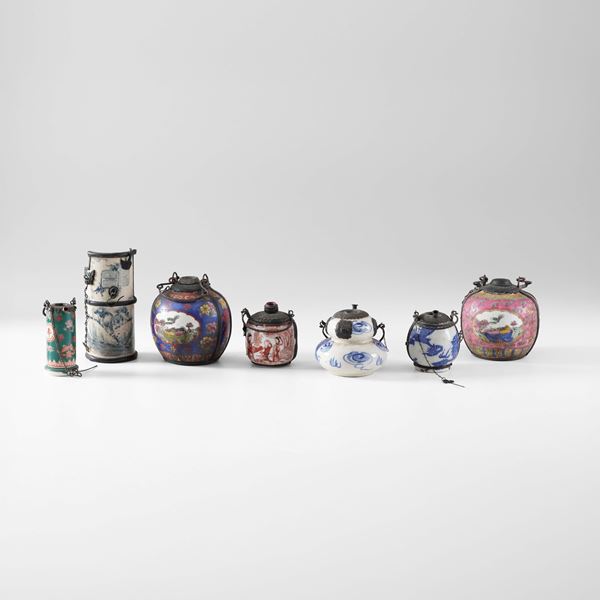 Lotto composto da sette pipe ad acqua in porcellana con decori orientali e rivestimento in metallo, Cina, XIX e XX secolo
