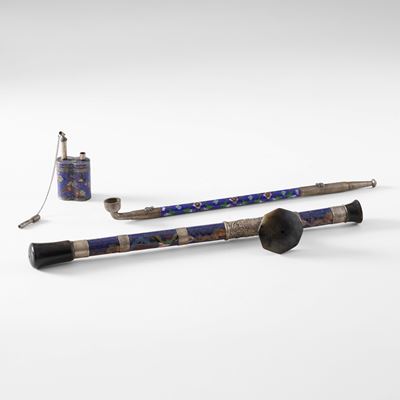 Cina, tre pipe a smalti policromi cloisonné con decori floreali, 20° secolo