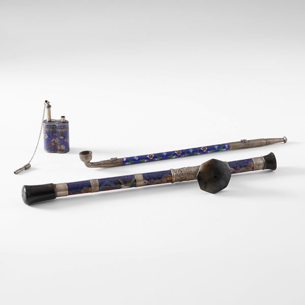 Lotto composto da tre pipe a smalti policromi cloisonné con decori a motivi floreali, Cina, XX secolo