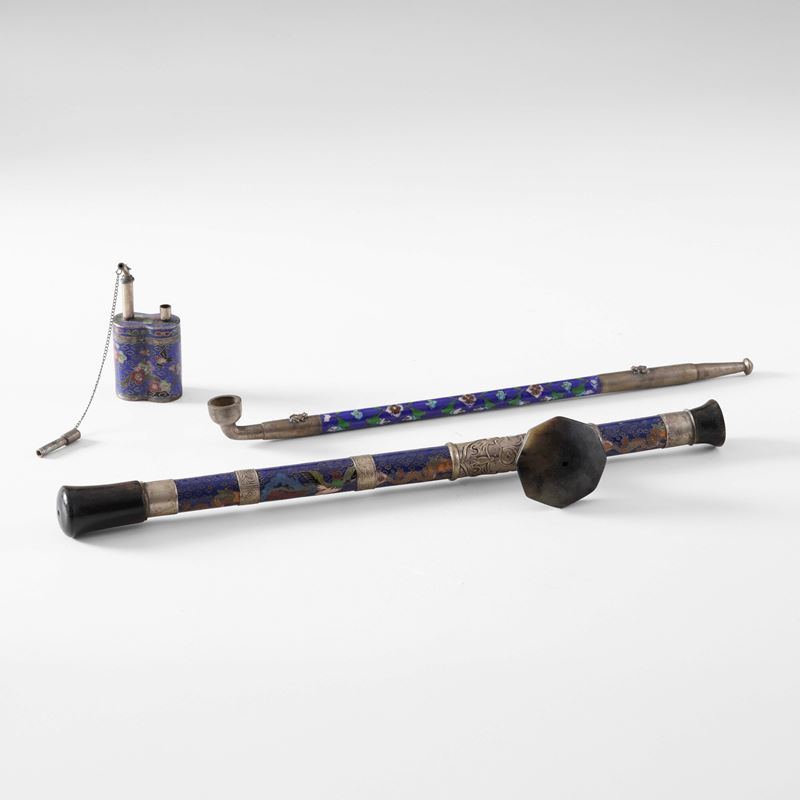Lotto composto da tre pipe a smalti policromi cloisonné con decori a motivi floreali, Cina, XX secolo  - Auction Artworks, Furniture and Works of Art. A charitable bequest - II - Cambi Casa d'Aste