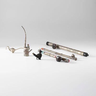 Pipe decorative, serie di sei esemplari in metallo con decori incisi, Cina e Tibet, XIX-XX secol...