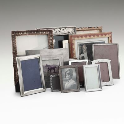Tredici cornici portafotografie in metallo, forme e dimensioni varie (anni '70–'80–'90)