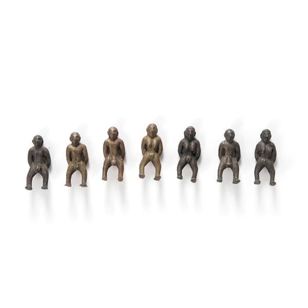 Lotto composto da sette amuleti raffiguranti figure nude, Africa, XX secolo