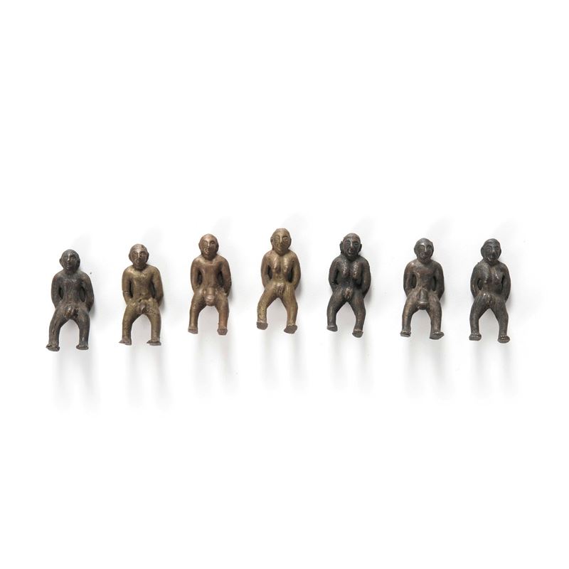 Lotto composto da sette amuleti raffiguranti figure nude, Africa, XX secolo  - Asta Gioielli, argenti, arredi e oggetti d'arte. Un lascito per finalità benefiche - II - Cambi Casa d'Aste