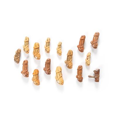 Quindici sculture di forma fallica, XX secolo, legno e pietra dura
