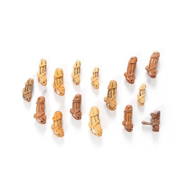 Lotto di quindici sculture di forma fallica. XX secolo