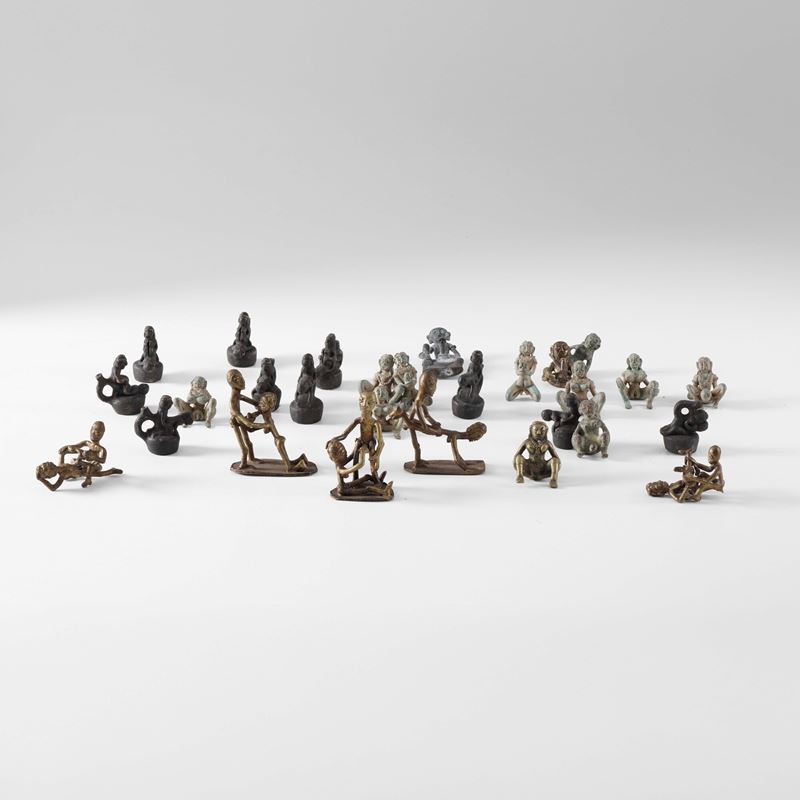 Lotto composto da figure raffiguranti personaggi in scene erotiche, in materiali diversi, Africa, XX secolo  - Asta Gioielli, argenti, arredi e oggetti d'arte. Un lascito per finalità benefiche - II - Cambi Casa d'Aste