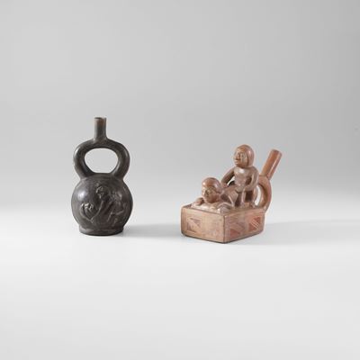 Perù, XIX secolo, Lotto di due bottiglie decorative con raffigurazioni di personaggi in scene ero...