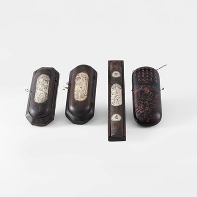 Cina, Scatole in legno con lastra in osso e portasigari raffiguranti scene erotiche, XX secolo (l...