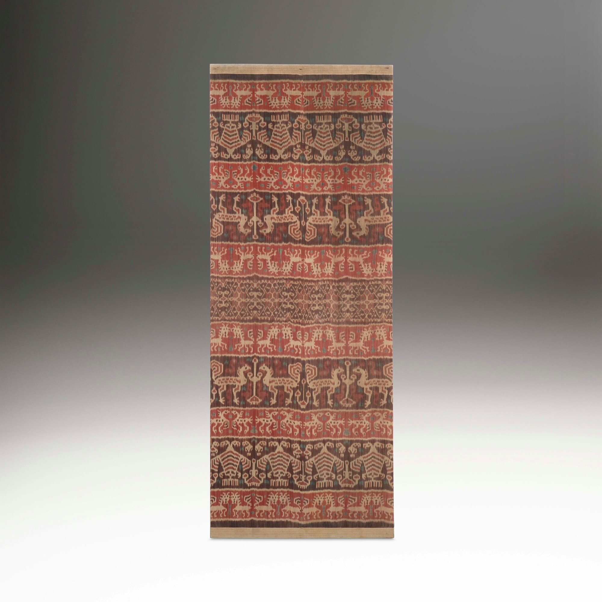 Batik su telaio ligneo, coppia di tessili, Indonesia, XX secolo