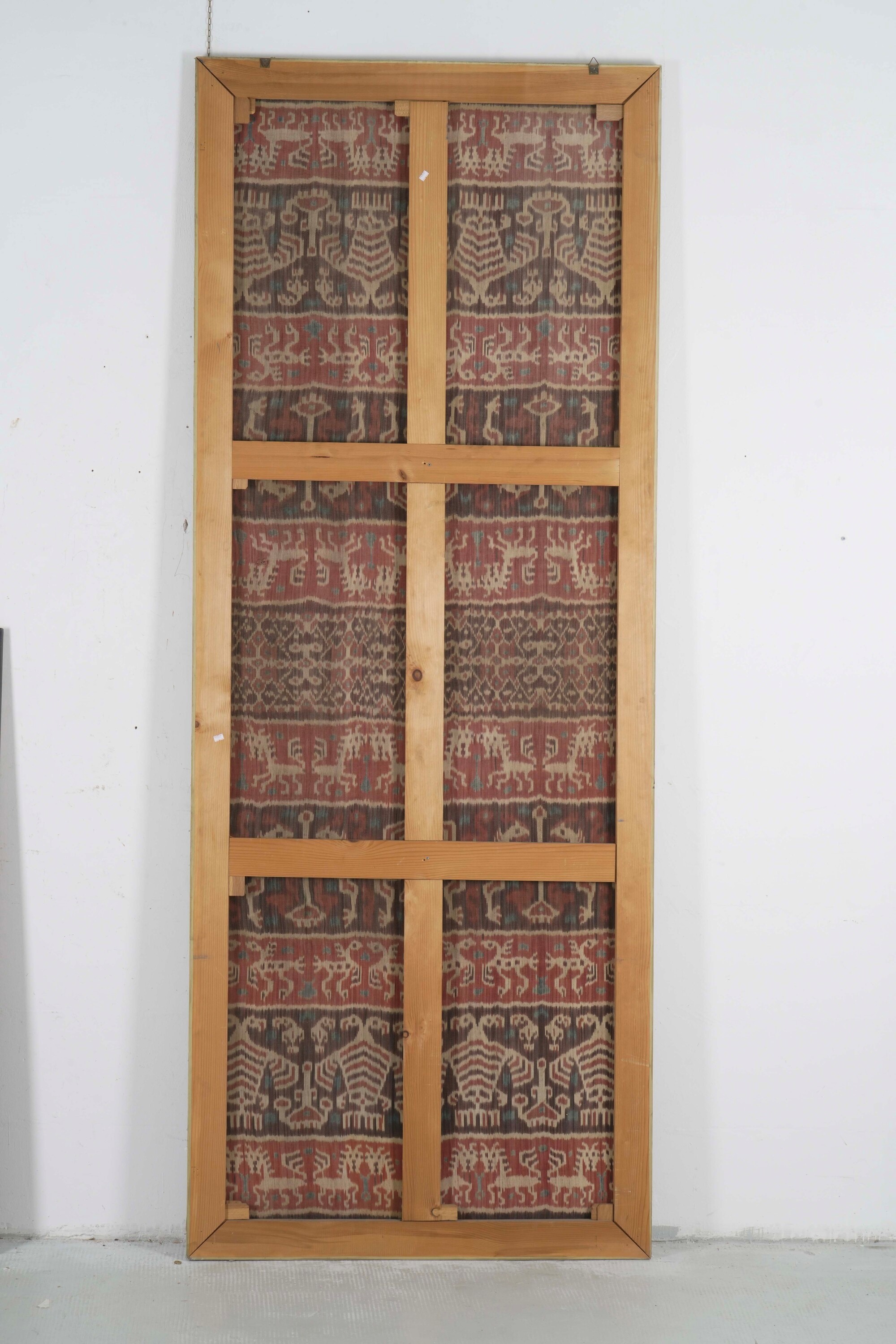 Batik su telaio ligneo, coppia di tessili, Indonesia, XX secolo