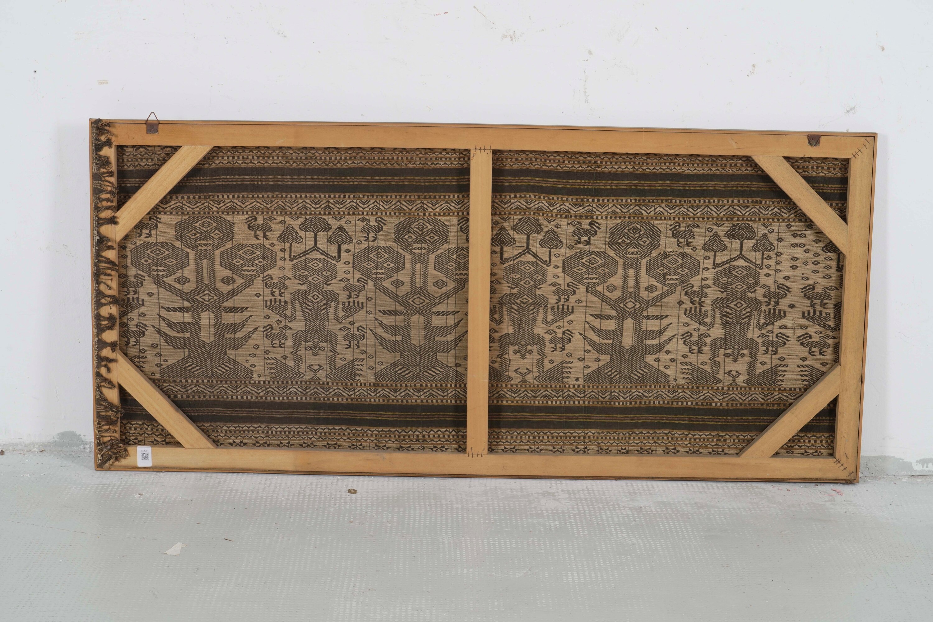 Batik su telaio ligneo, coppia di tessili, Indonesia, XX secolo