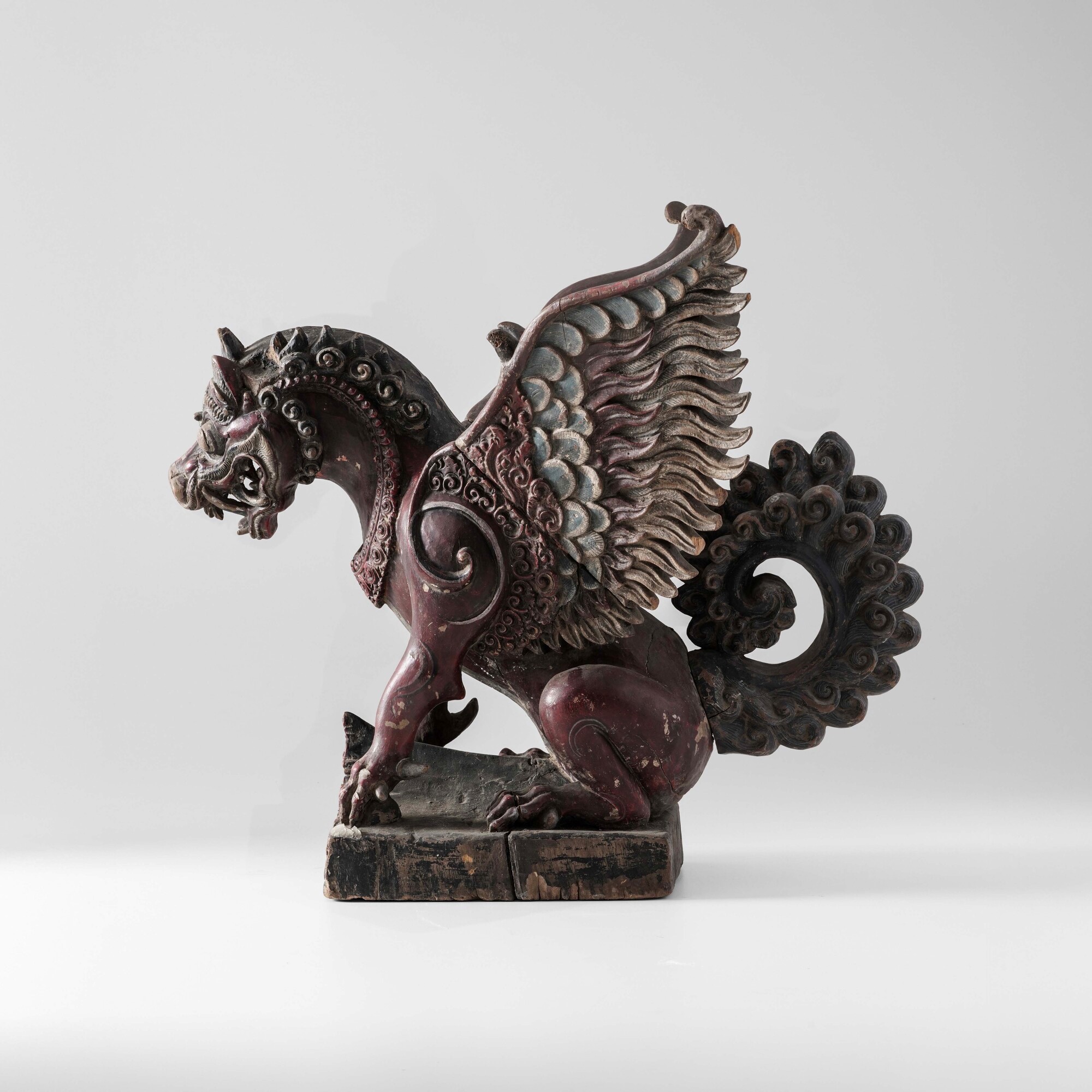 Figura di leone alato, scultura in legno, Indonesia, XIX secolo