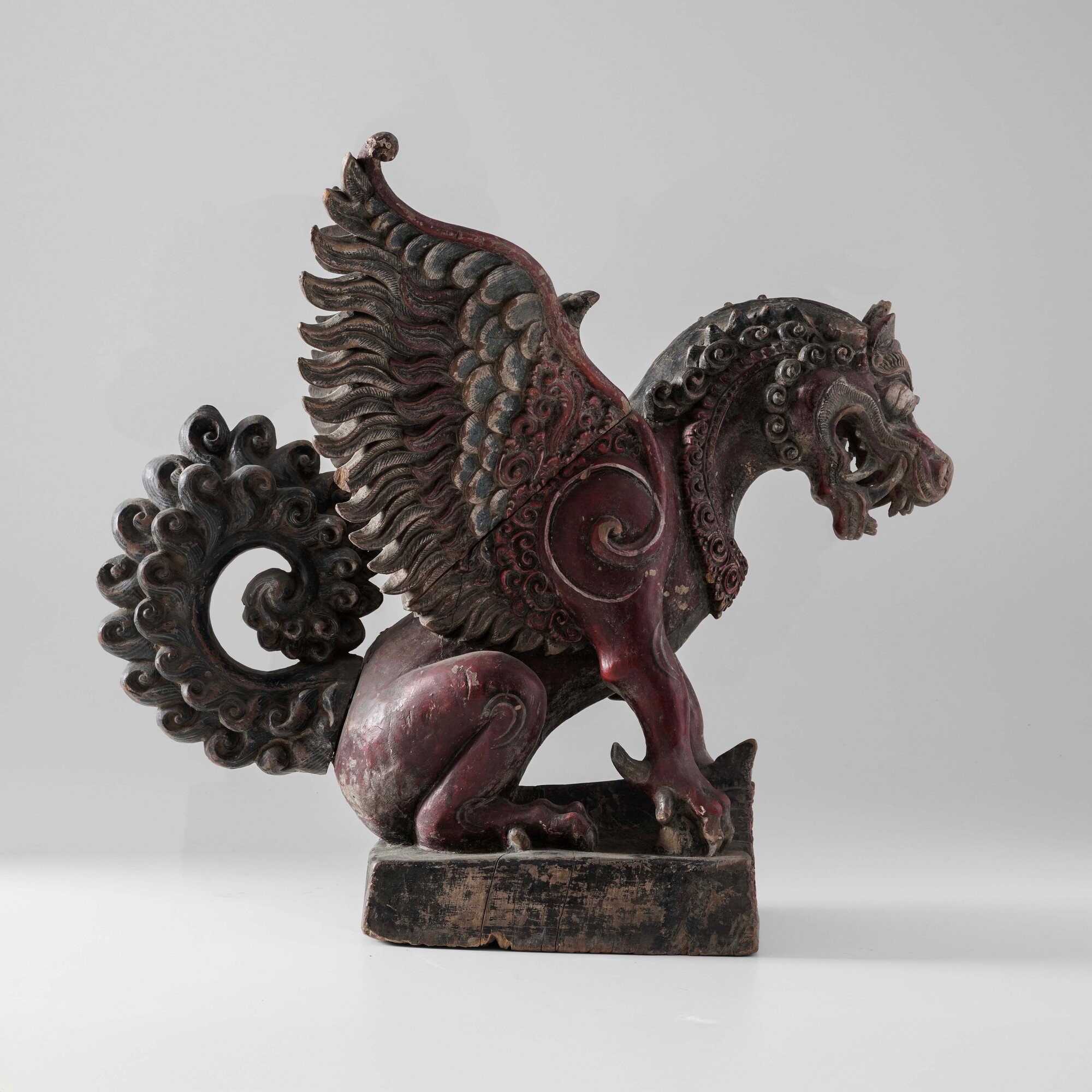 Figura di leone alato, scultura in legno, Indonesia, XIX secolo