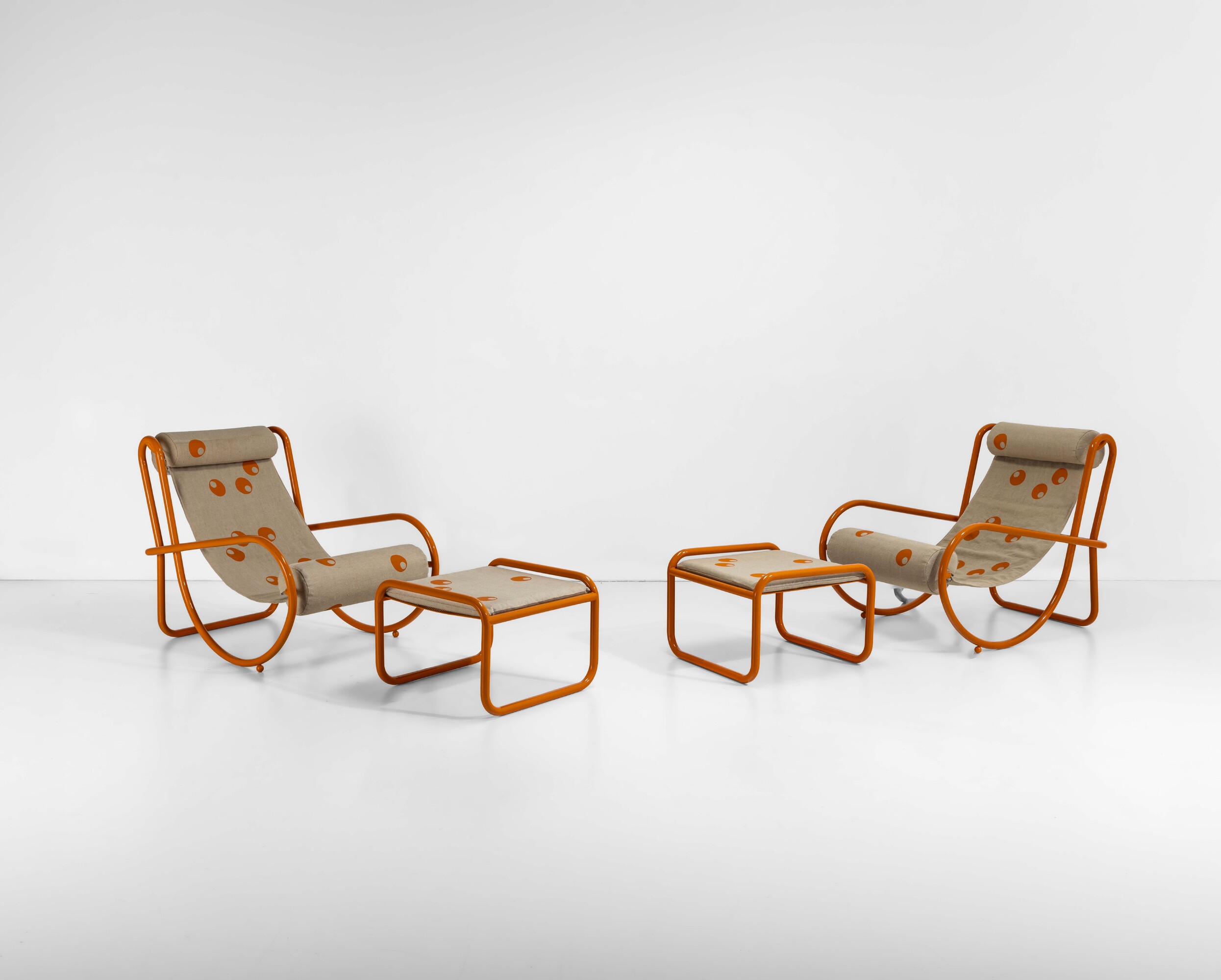Gae Aulenti - Serie Locus Solus, Due poltrone e due pouf