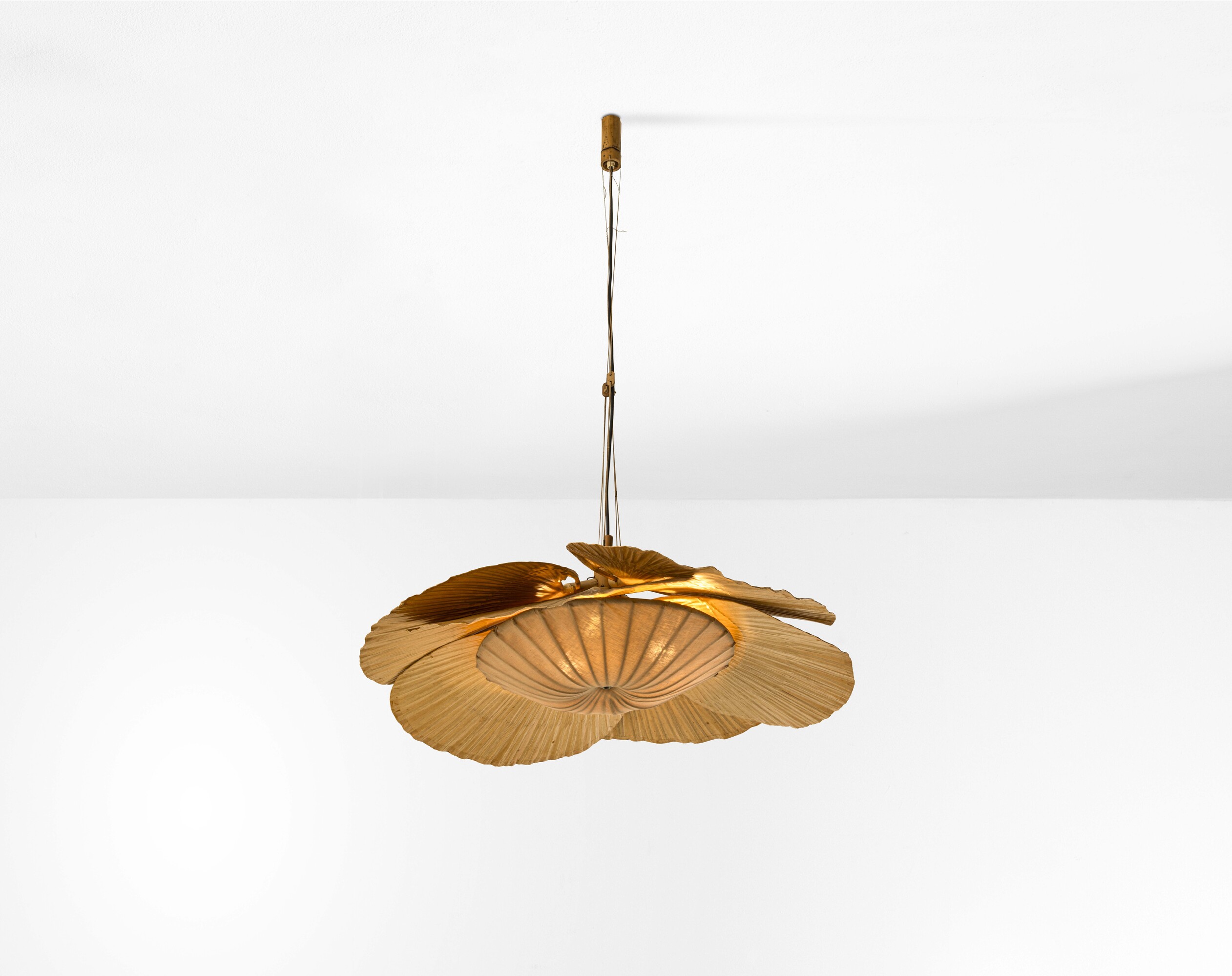 Ingo Maurer - Lampada a sospensione “Uchiwa”, struttura in carta di riso, bambù e rattan
