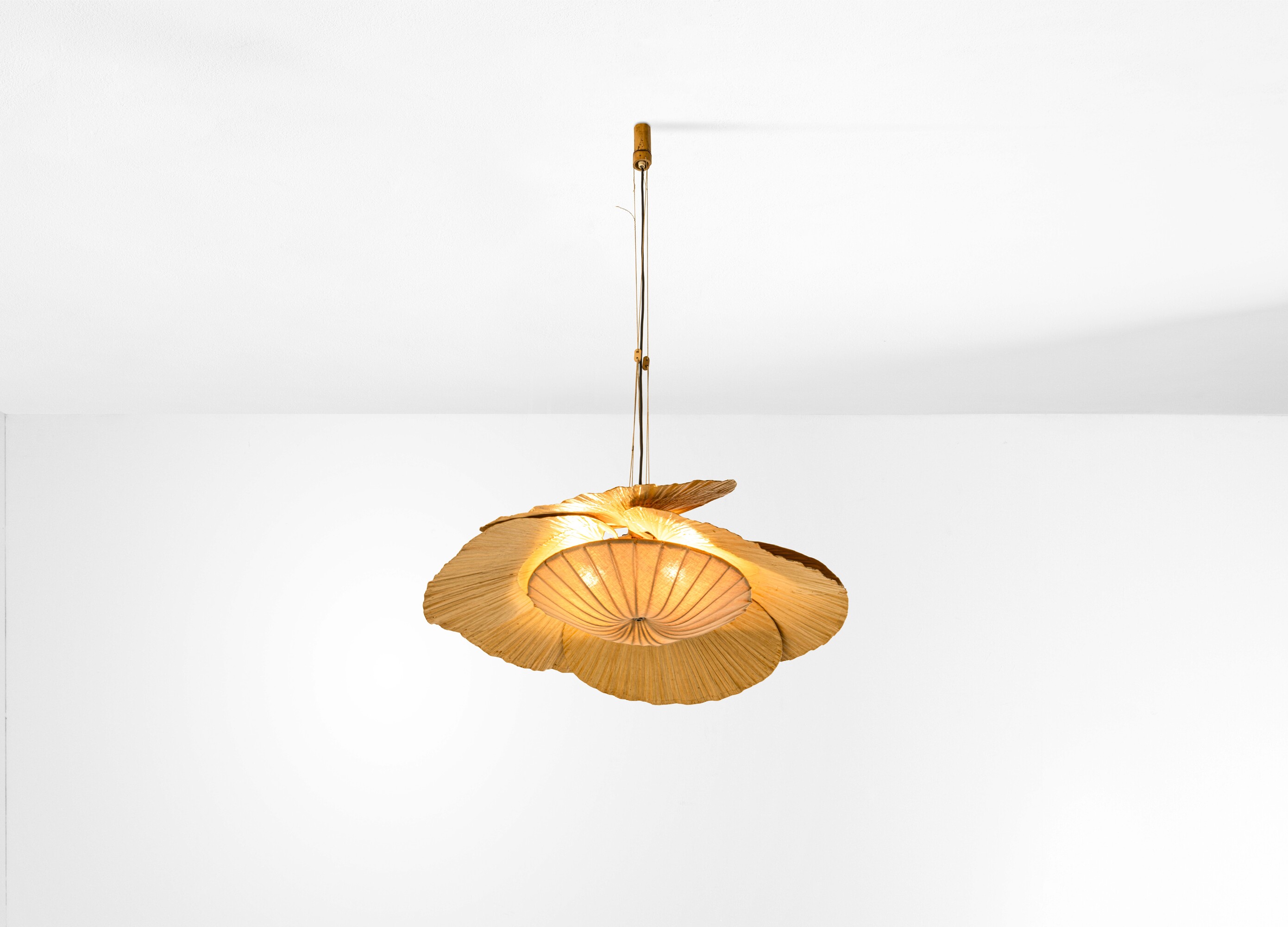 Ingo Maurer - Lampada a sospensione “Uchiwa”, struttura in carta di riso, bambù e rattan