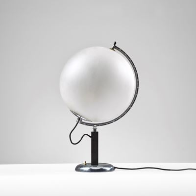 Lampada da tavolo, struttura in metallo cromato e laccato con diffusore in vetro satinato