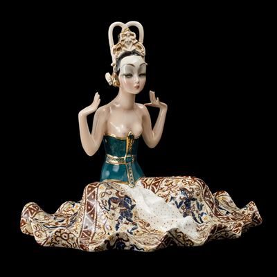 Danzatrice dell’isola di Bali, terraglia policroma con dorature