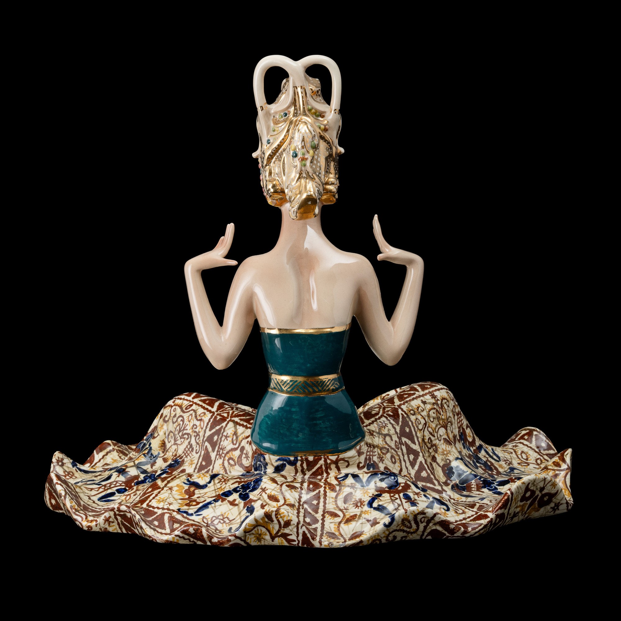 Sandro Vacchetti - Danzatrice dell’isola di Bali, terraglia policroma con dorature