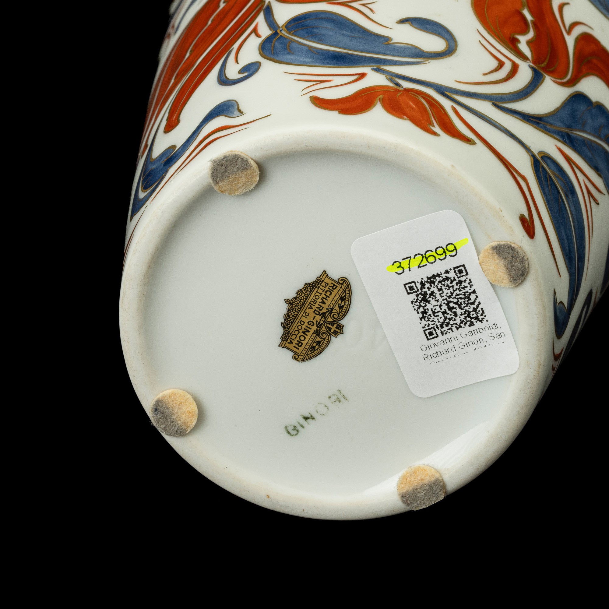 Giovanni Gariboldi - Vaso a balaustro in porcellana con decoro floreale policromo e filettature i...