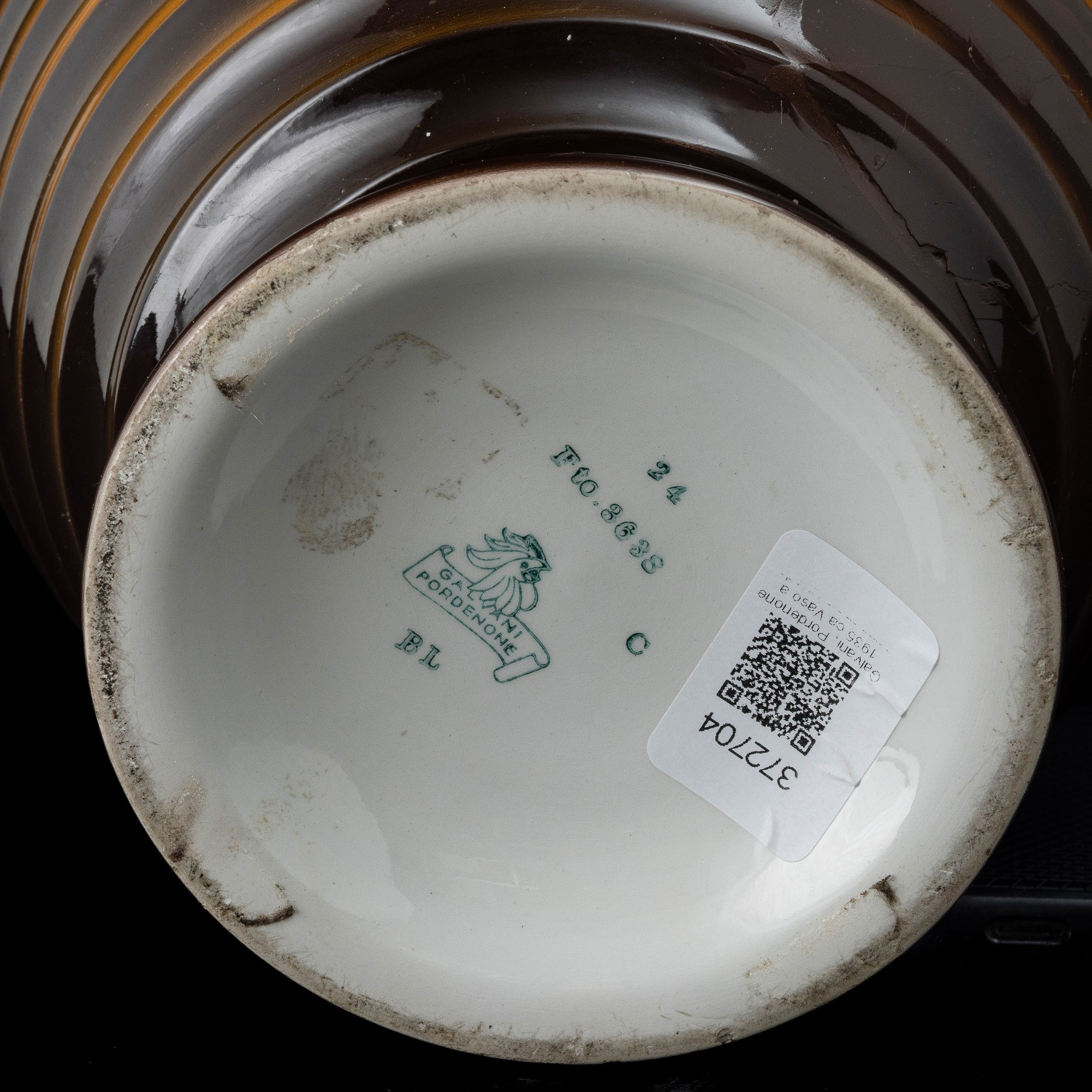 Galvani, Pordenone, Vaso a campana con decoro a costolature dipinte all’aerografo (ceramica)