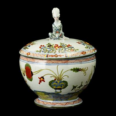 Zuppiera con coperchio, terracotta maiolicata policroma