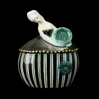 Scatola bomboniera a forma di damina, maiolica policroma, Faenza, 1920 ca.