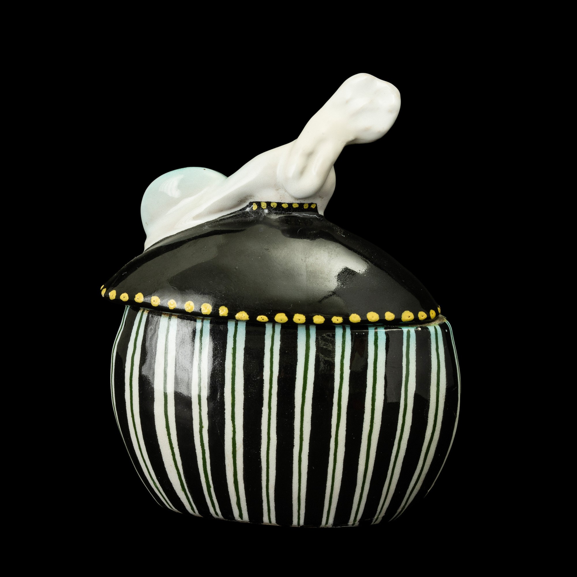 Francesco Nonni - Scatola bomboniera a forma di damina, maiolica policroma, Faenza, 1920 ca.