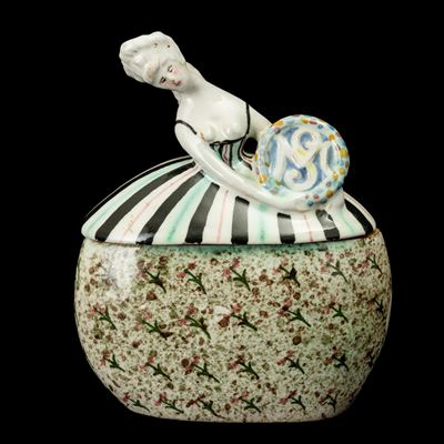 Faenza, scatola bomboniera a forma di damina in maiolica policroma