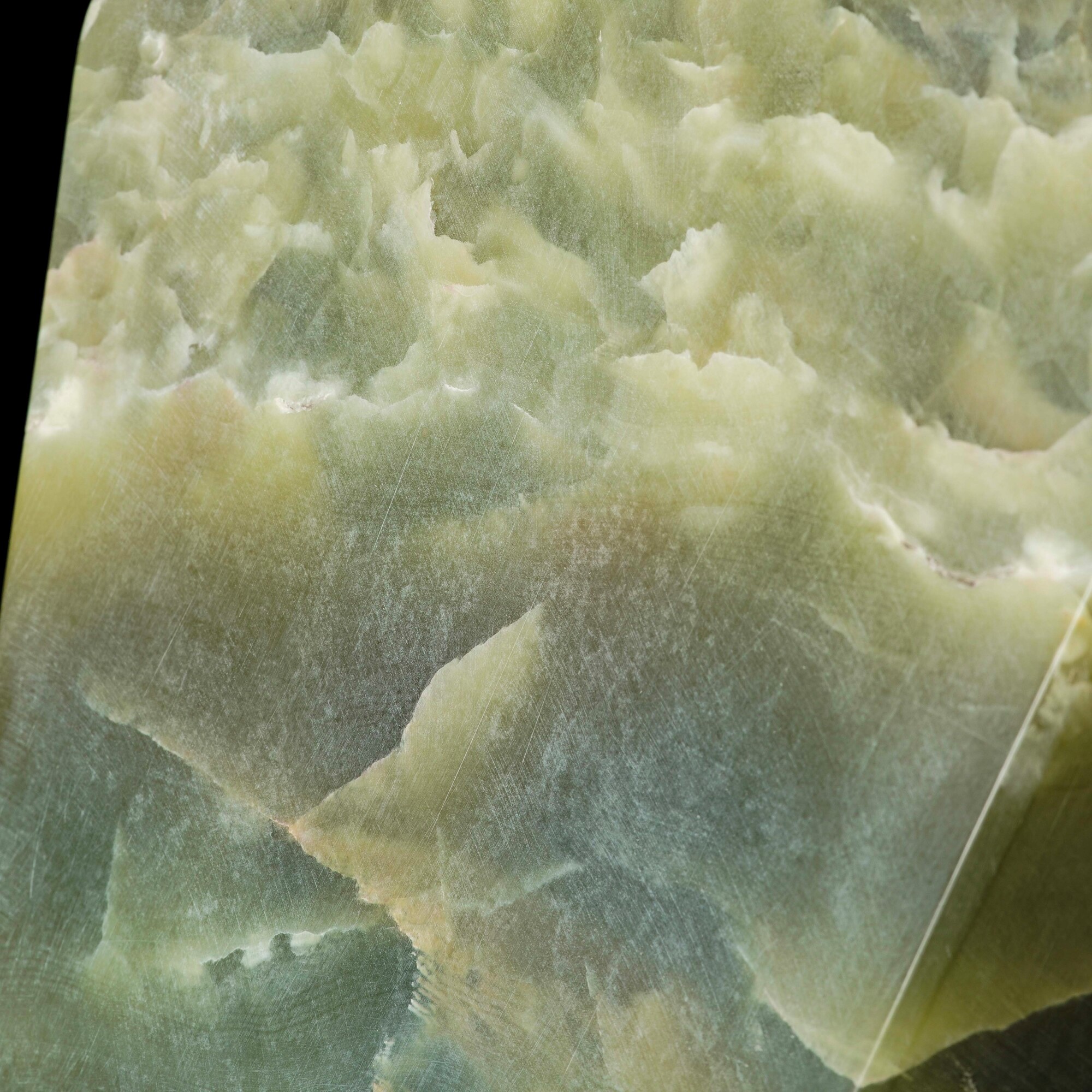 Giada nefrite (anfibolo tremolite-actinolite), Monumentale blocco di giada nefrite