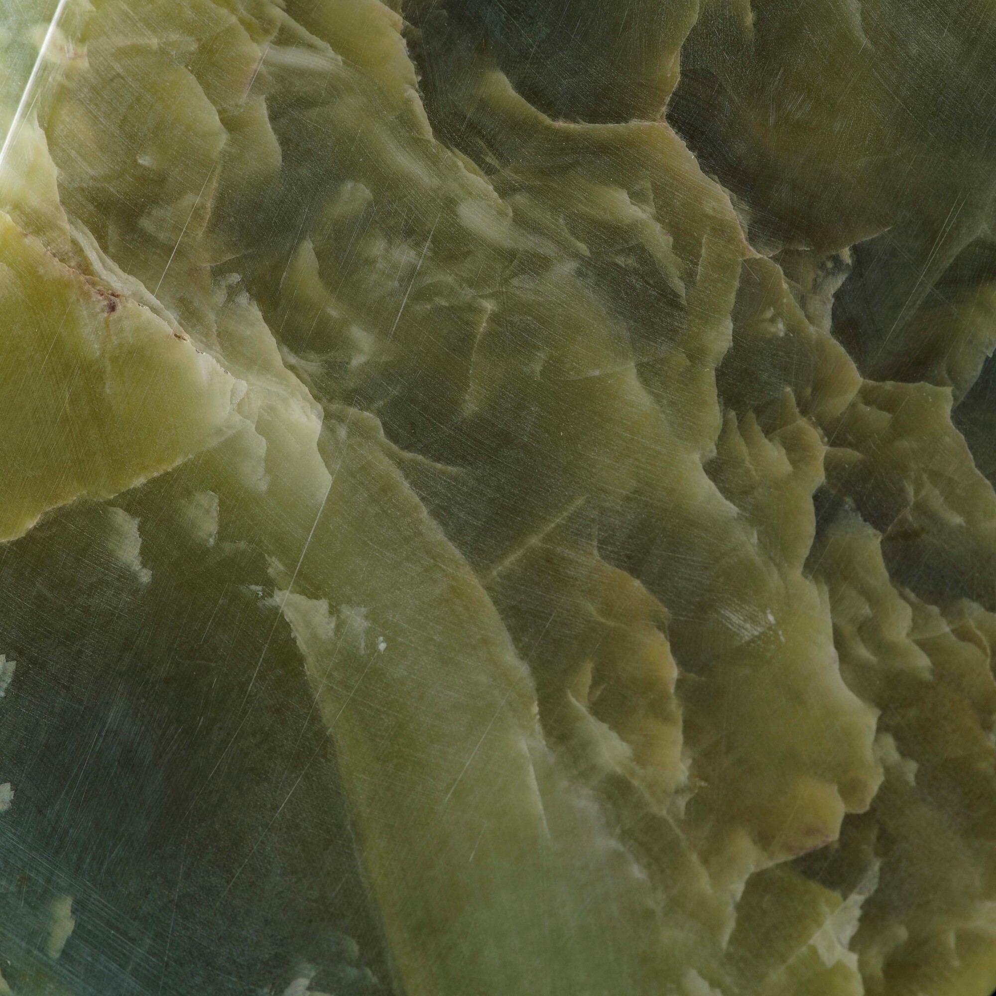 Giada nefrite (anfibolo tremolite-actinolite), Monumentale blocco di giada nefrite