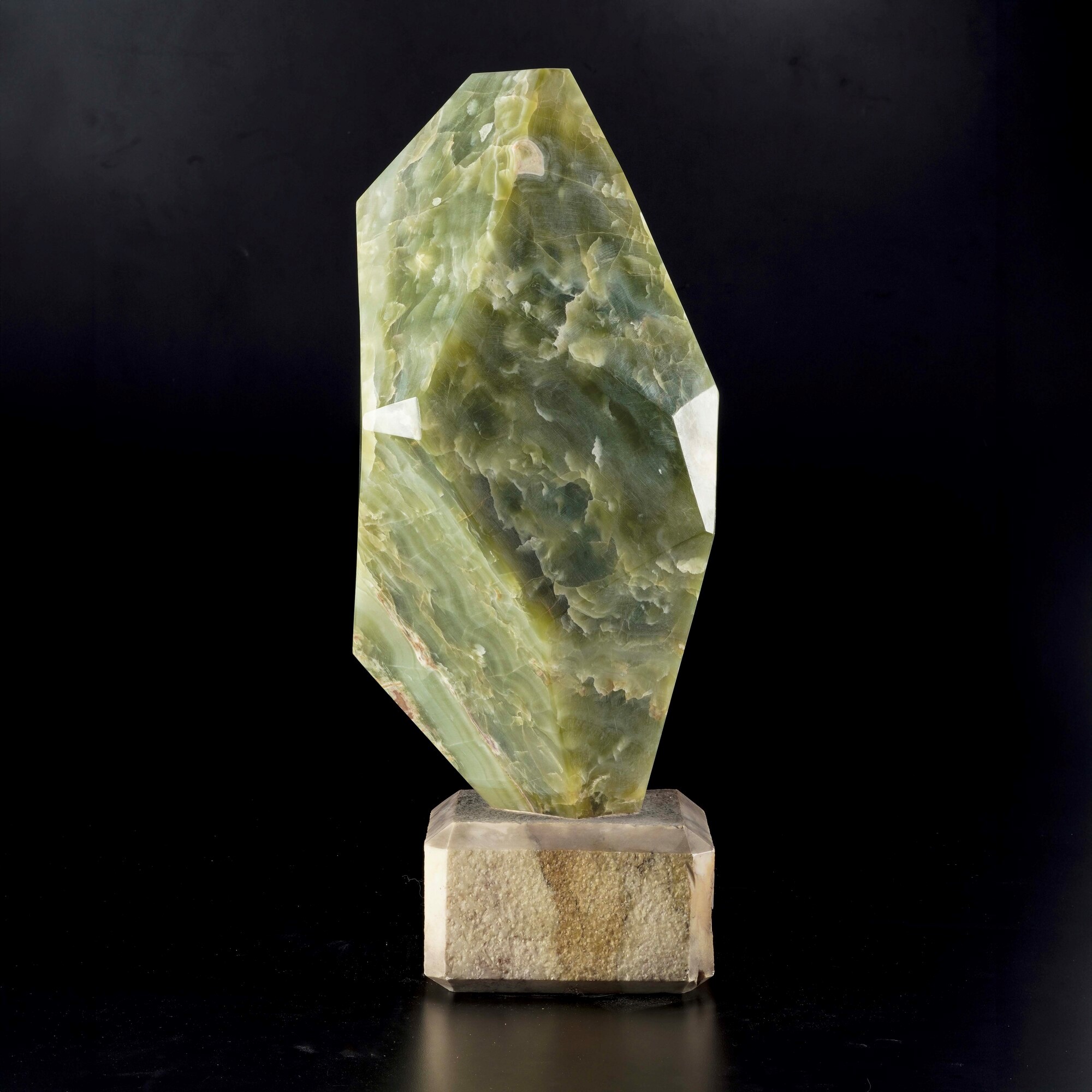 Giada nefrite (anfibolo tremolite-actinolite), Monumentale blocco di giada nefrite