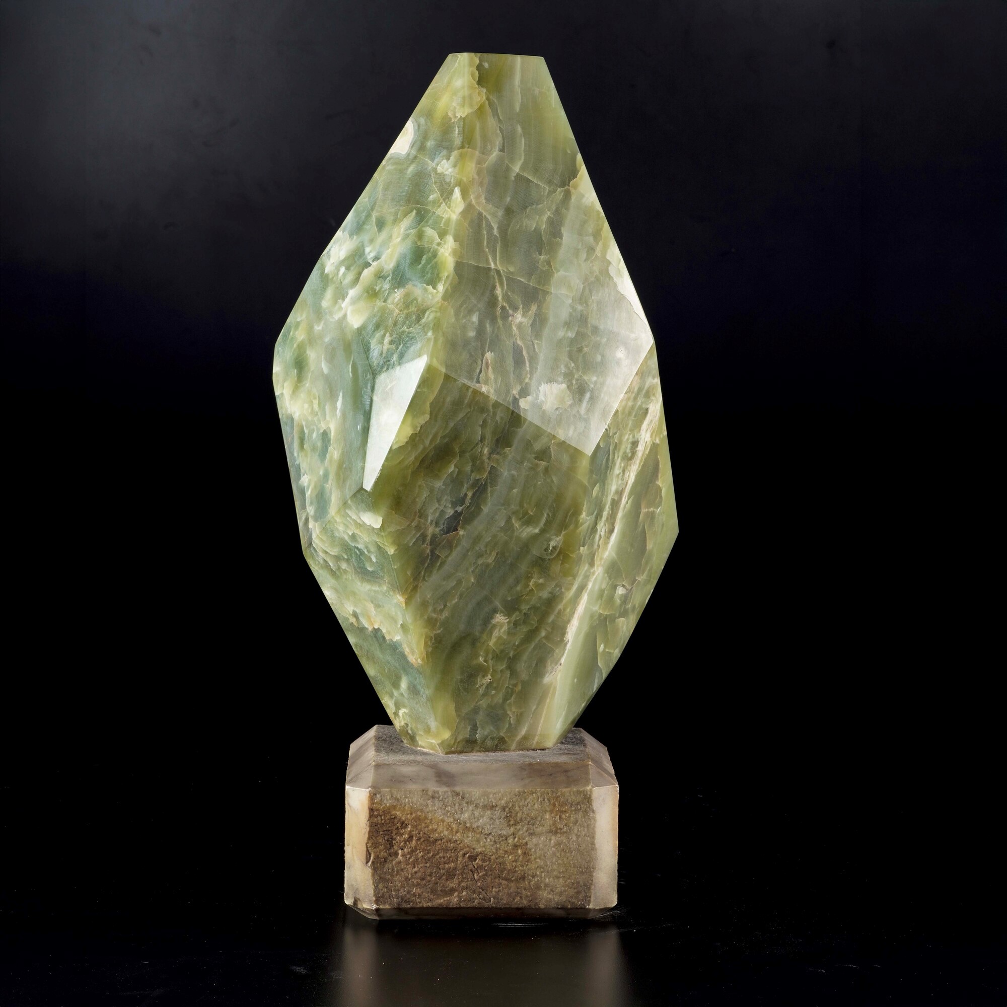Giada nefrite (anfibolo tremolite-actinolite), Monumentale blocco di giada nefrite