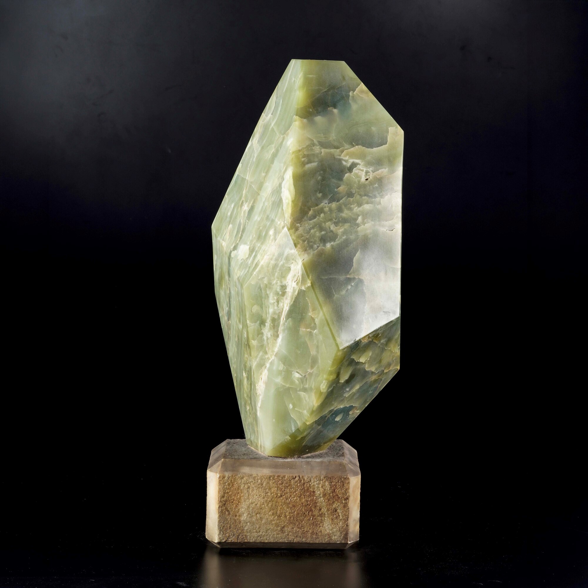 Giada nefrite (anfibolo tremolite-actinolite), Monumentale blocco di giada nefrite