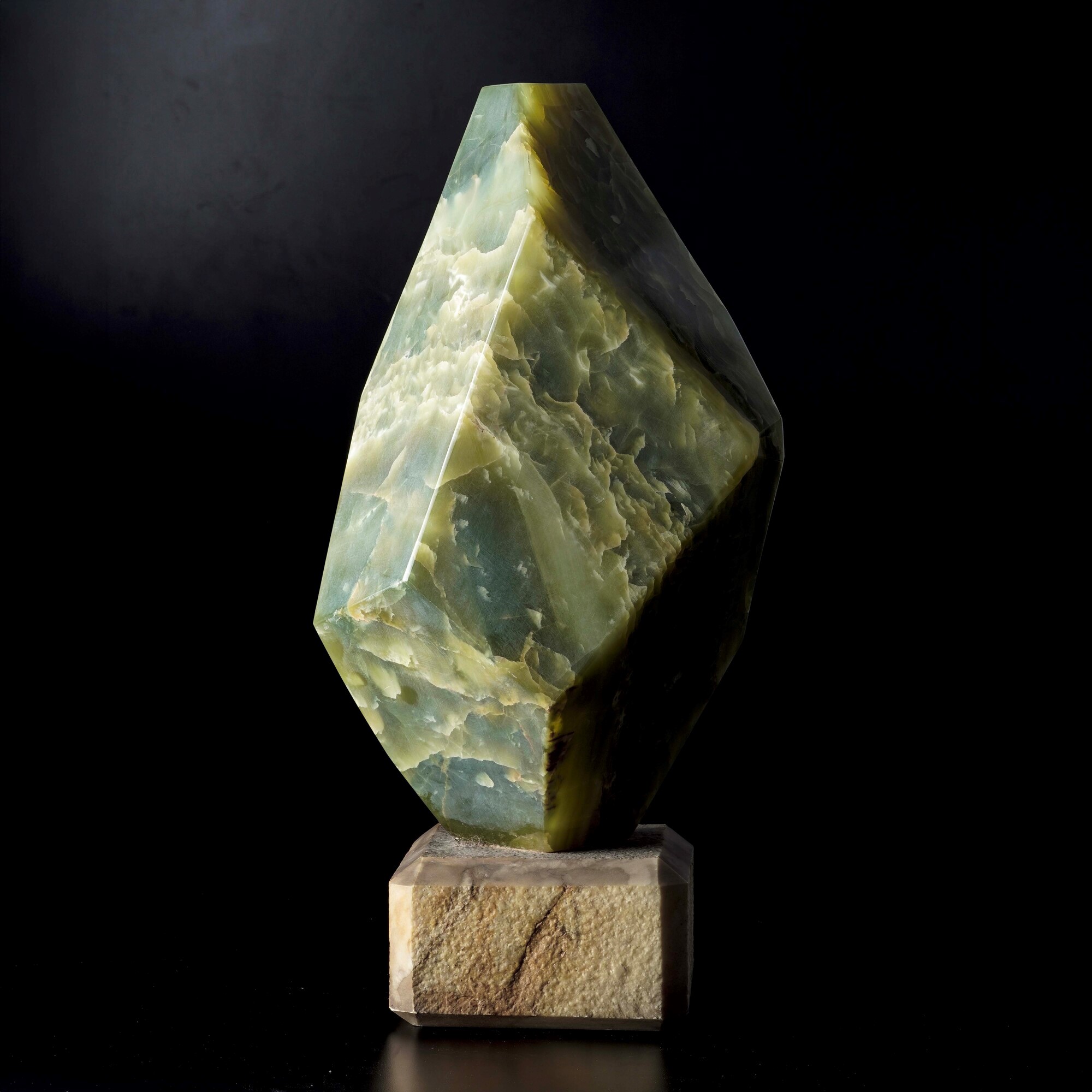 Giada nefrite (anfibolo tremolite-actinolite), Monumentale blocco di giada nefrite
