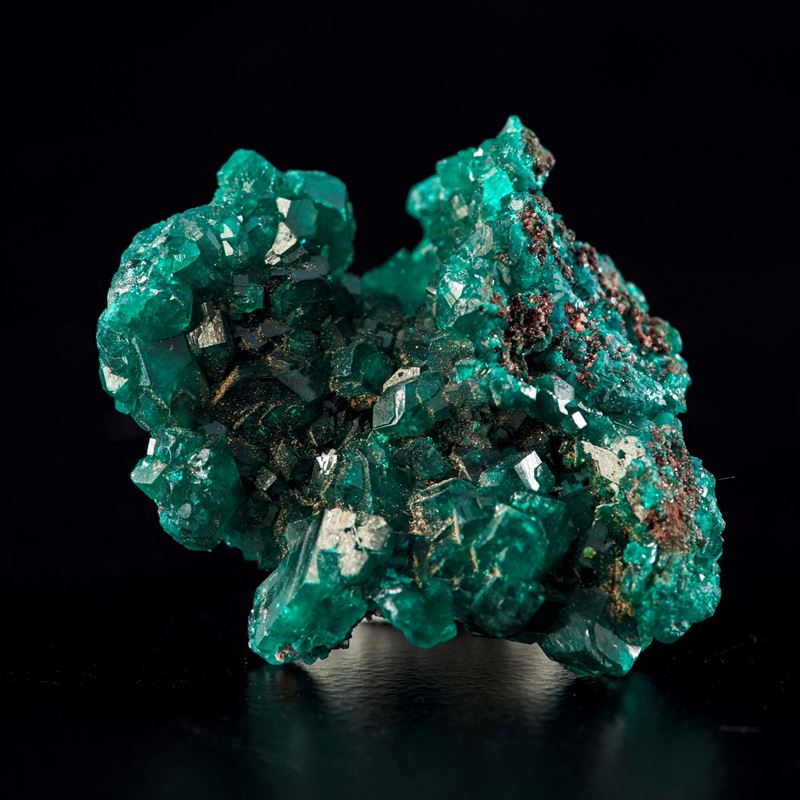 Diottasio, cluster di cristalli verdi (ciclosilicato idrato di rame, prismi trigonali)