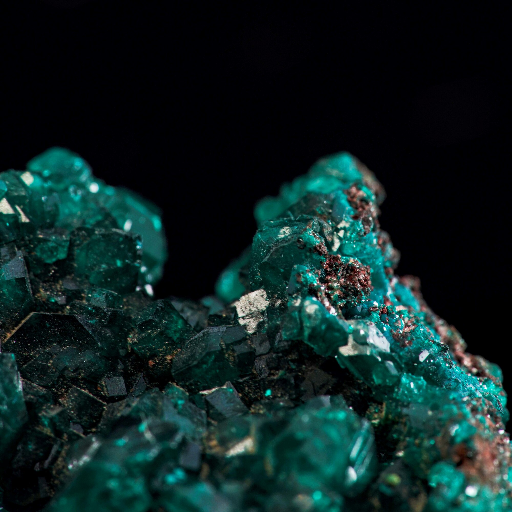 Diottasio, cluster di cristalli verdi (ciclosilicato idrato di rame, prismi trigonali)