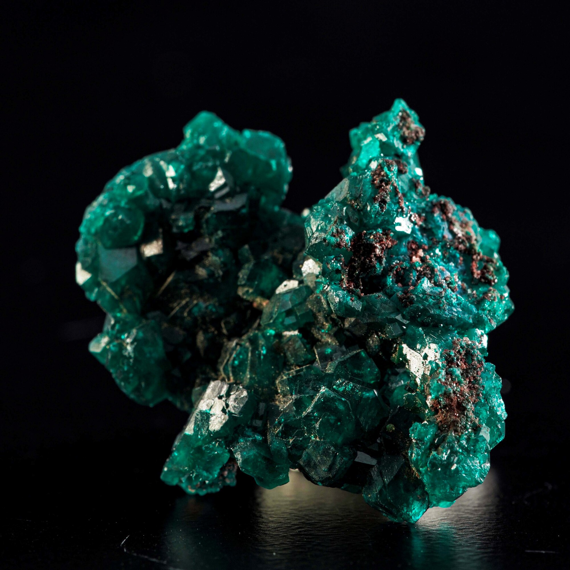 Diottasio, cluster di cristalli verdi (ciclosilicato idrato di rame, prismi trigonali)